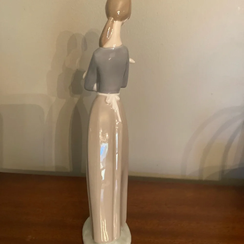 Lladro Girl With Lamb figurine - Picture 5 of 8